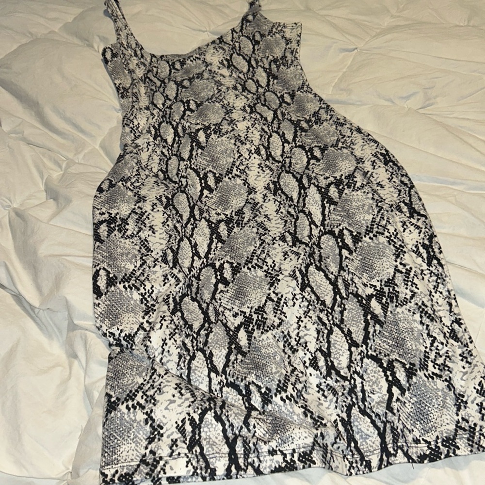 How beautiful is this BODYCON SNAKE DRESS!? 🖤🤍